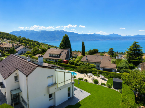Villa individuelle de 325 m2 avec une belle vue sur le lac et les montagnes