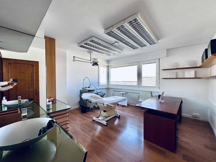 IDÉAL POUR CABINET MÉDICAL : Locaux de 351 m² à louer au Centre de Sion