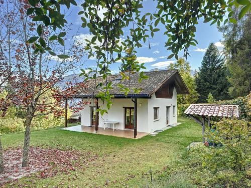 Joli chalet meublé en parfait état avec situation calme et dominante