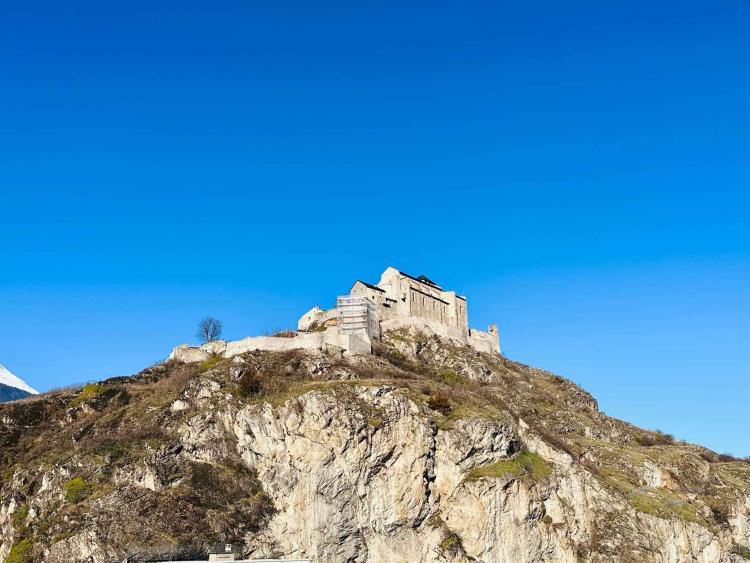 IDÉAL POUR CABINET MÉDICAL : Locaux de 351 m² à louer au Centre de Sion