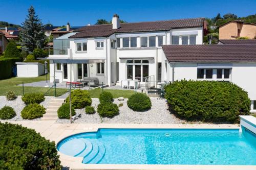 Villa individuelle de 325 m2 avec une belle vue sur le lac et les montagnes