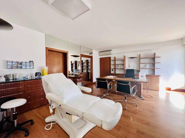 IDÉAL POUR CABINET MÉDICAL : Locaux de 351 m² à louer au Centre de Sion